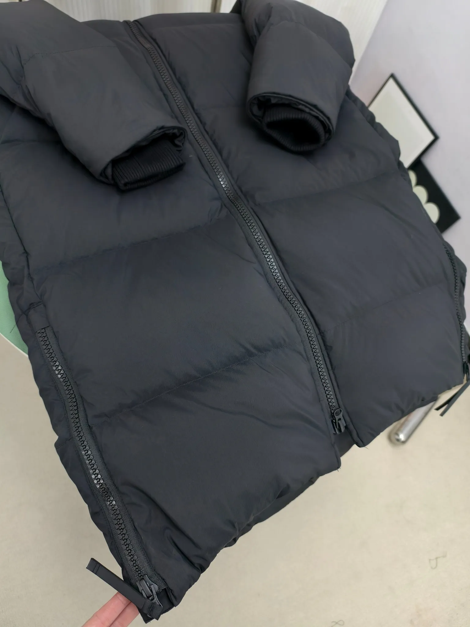 P1040————2800M (same style for men and women) Canada goose Lawrence long down jacket The Lawrence long down jacket provides basic protection for daily adventures and is made of sustainable Enduraluxe fabric with a practical soft touch. It has a quilted body and adjustable hood. Filled with extremely fluffy duck down. The adjustable down-filled connected hood and chin-protecting suede knitted stand-up collar are soft and extra-comfortable. Tapered rib-knit cuffs improve comfort and seal in heat. There are two zippered side vents at the bottom of the jacket for increased range of motion and ventilation. It has a longer hem at the back for added protection and reflective double stripes on the back. Color: black with red label, black with black label, navy blue with red label Size: XS-2XL